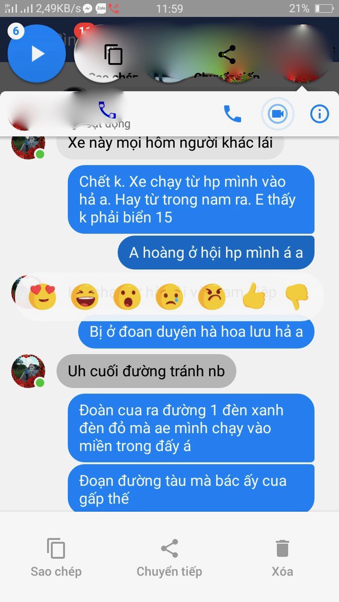 Xe chở nước ngọt gặp nạn ngày giáp Tết, người dân lao vào giúp đỡ tài xế thu dọn - Ảnh 2. Xe chở nước ngọt gặp nạn ngày giáp Tết, người dân lao vào giúp đỡ tài xế thu dọn - Ảnh 2.
