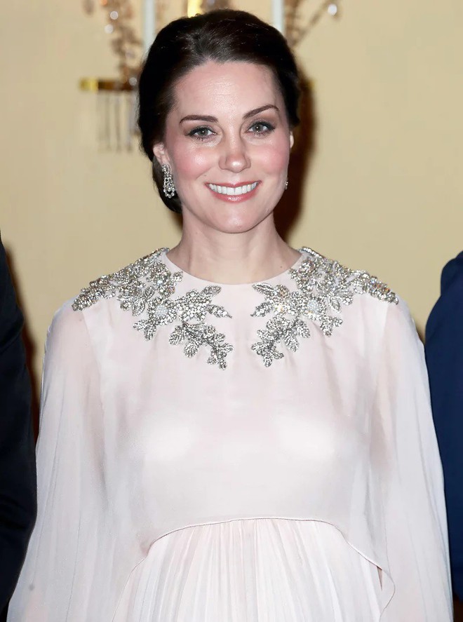 Công nương Kate Middleton cũng khủng hoảng với việc chọn trang phục đi dự sự kiện sao cho phù hợp - Ảnh 1.