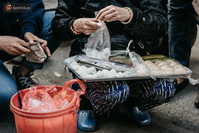 Chùm ảnh: Ghé thăm chợ hoa truyền thống lâu đời nhất Hà Nội - cả năm chỉ họp đúng một phiên duy nhất - Ảnh 13.