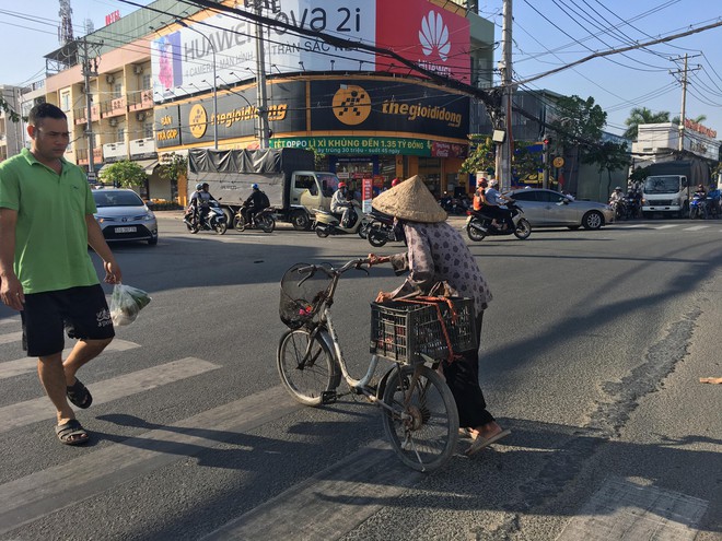 27 Tết, bà cụ ve chai vẫn miệt mài mưu sinh ở Sài Gòn mong đủ tiền mua gạo đón năm mới - Ảnh 8.