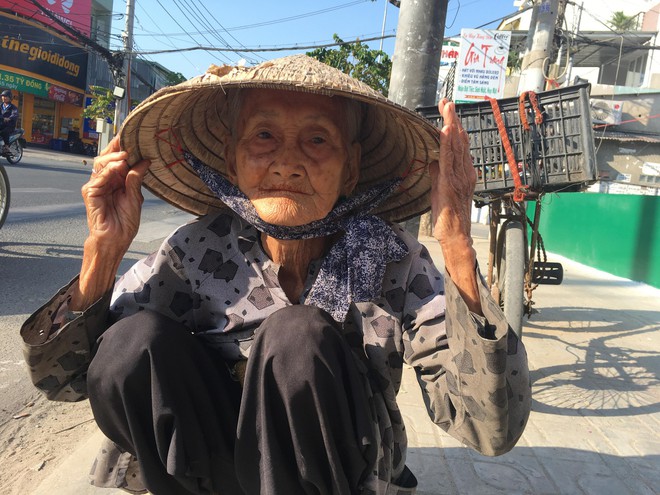 27 Tết, bà cụ ve chai vẫn miệt mài mưu sinh ở Sài Gòn mong đủ tiền mua gạo đón năm mới - Ảnh 3.