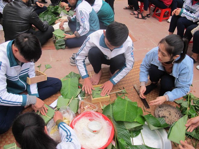 Hàng ngàn học sinh tự gói bánh chưng gửi tâm tình vào Tết yêu thương - Ảnh 13.