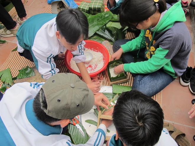 Hàng ngàn học sinh tự gói bánh chưng gửi tâm tình vào Tết yêu thương - Ảnh 12.