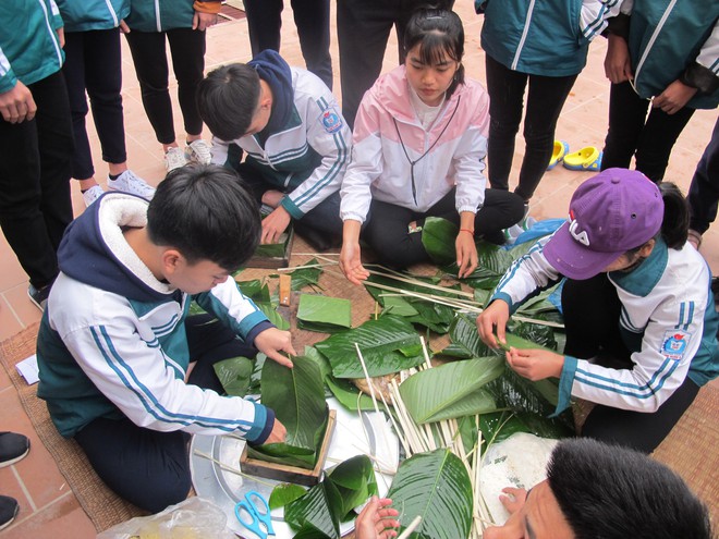 Hàng ngàn học sinh tự gói bánh chưng gửi tâm tình vào Tết yêu thương - Ảnh 8.