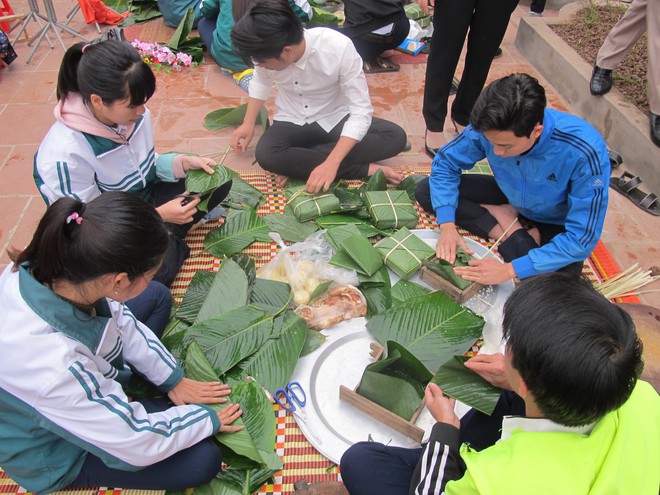 Hàng ngàn học sinh tự gói bánh chưng gửi tâm tình vào Tết yêu thương - Ảnh 7.