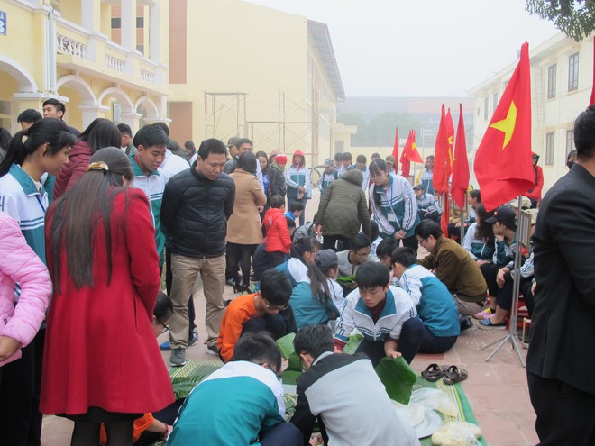 Hàng ngàn học sinh tự gói bánh chưng gửi tâm tình vào Tết yêu thương - Ảnh 5.