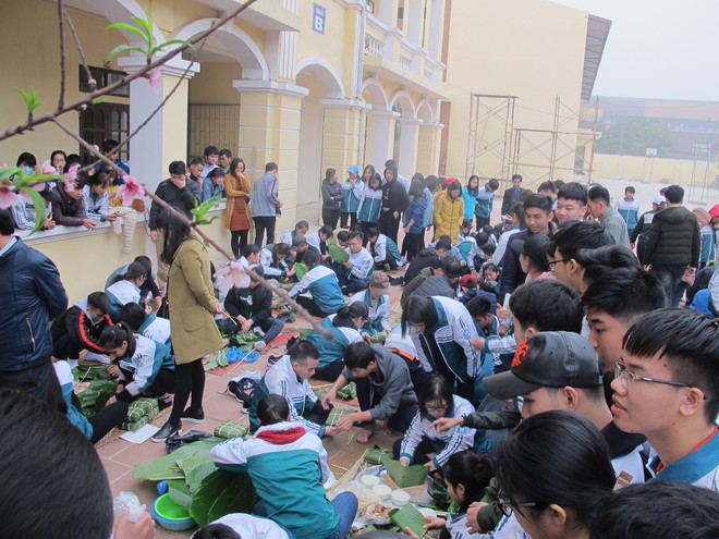 Hàng ngàn học sinh tự gói bánh chưng gửi tâm tình vào Tết yêu thương - Ảnh 3.