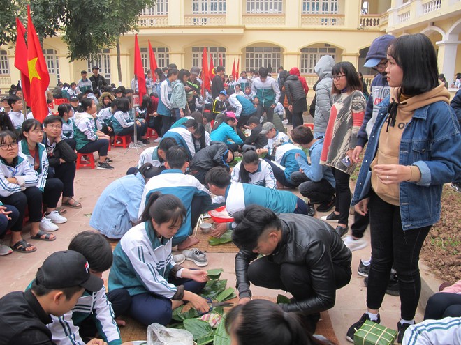 Hàng ngàn học sinh tự gói bánh chưng gửi tâm tình vào Tết yêu thương - Ảnh 1.