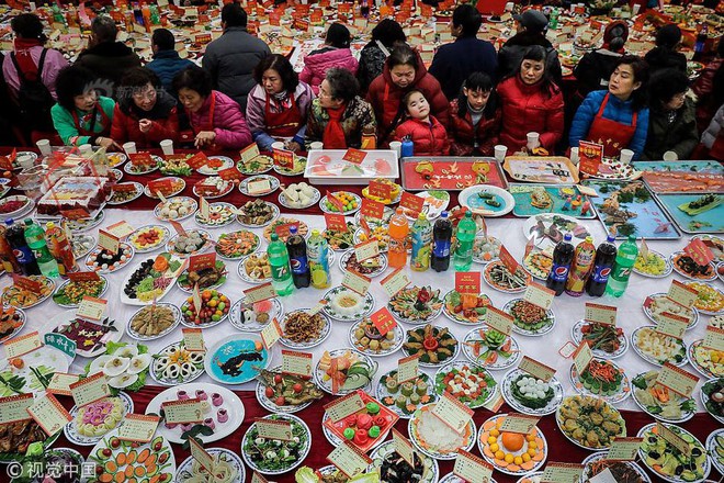 Choáng trước bữa tiệc tất niên “khổng lồ” với 13.200 món ăn đầy màu sắc chỉ nhìn thôi cũng đã đủ no  - Ảnh 1.