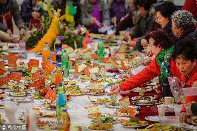 Choáng trước bữa tiệc tất niên “khổng lồ” với 13.200 món ăn đầy màu sắc chỉ nhìn thôi cũng đã đủ no  - Ảnh 2.