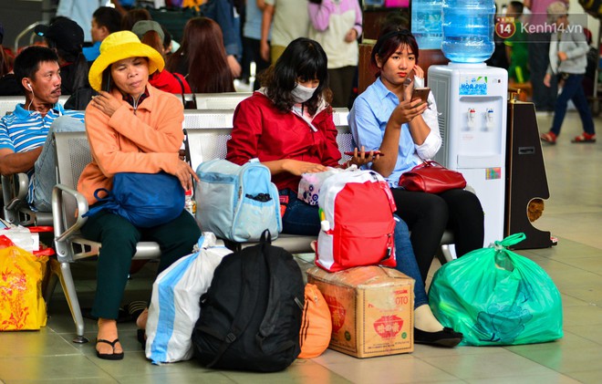 Chùm ảnh: Những giấc ngủ gà gật của người dân chờ xe về quê nghỉ Tết khiến nhiều người nhìn thôi cũng thấy mệt - Ảnh 2. Chùm ảnh: Những giấc ngủ gà gật của người dân chờ xe về quê nghỉ Tết khiến nhiều người nhìn thôi cũng thấy mệt - Ảnh 2.