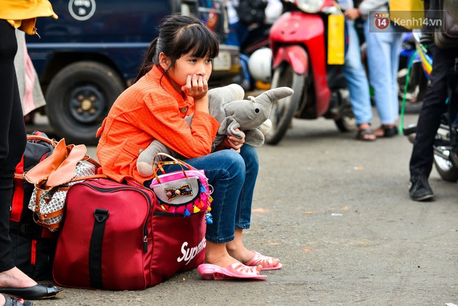 Chùm ảnh: Những giấc ngủ gà gật của người dân chờ xe về quê nghỉ Tết khiến nhiều người nhìn thôi cũng thấy mệt - Ảnh 15.