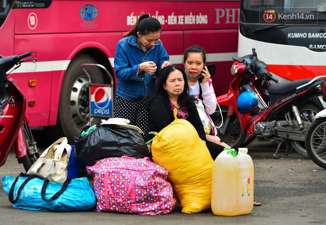 Chùm ảnh: Những giấc ngủ gà gật của người dân chờ xe về quê nghỉ Tết khiến nhiều người nhìn thôi cũng thấy mệt - Ảnh 18.