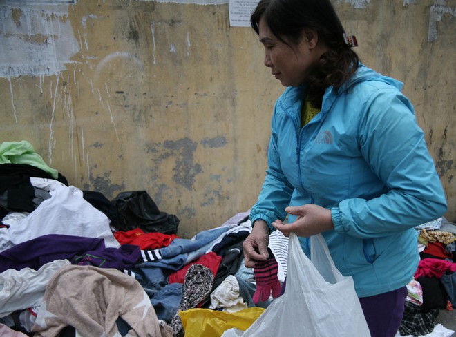 Nhiều người nghèo vui mừng khi kiếm được bộ quần áo miễn phí để diện Tết trên phố Hà Nội - Ảnh 13.