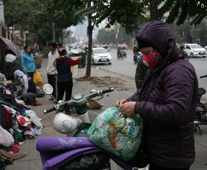 Nhiều người nghèo vui mừng khi kiếm được bộ quần áo miễn phí để diện Tết trên phố Hà Nội - Ảnh 10.