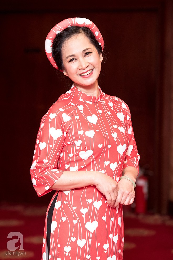Hoa hậu HHen Niê tóc tém cá tính, rạng ngời với áo dài cách tân - Ảnh 7.
