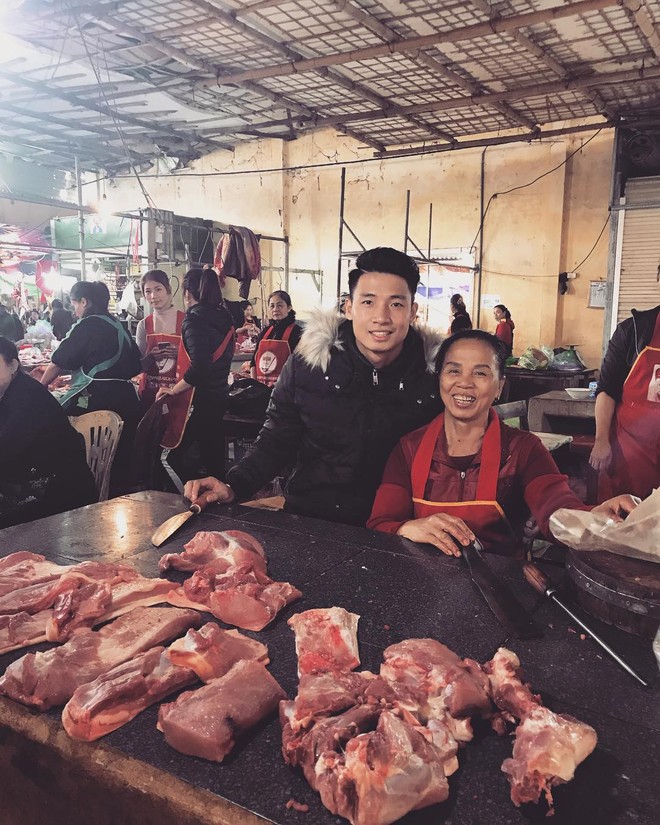 Các cầu thủ U23 về quê ăn Tết cùng gia đình: Bùi Tiến Dũng ra chợ bán thịt lợn cùng mẹ, Xuân Trường cặm cụi gói bánh tét - Ảnh 1.