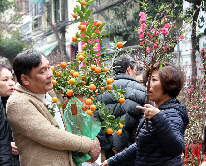Cảnh nhộn nhịp, huyên náo tại chợ hoa cổ nhất Hà Nội ngày sát Tết - Ảnh 5.
