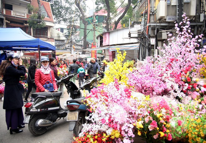 Cảnh nhộn nhịp, huyên náo tại chợ hoa cổ nhất Hà Nội ngày sát Tết - Ảnh 14.