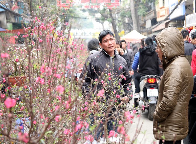 Cảnh nhộn nhịp, huyên náo tại chợ hoa cổ nhất Hà Nội ngày sát Tết - Ảnh 11.