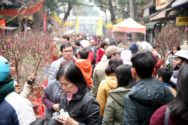 Cảnh nhộn nhịp, huyên náo tại chợ hoa cổ nhất Hà Nội ngày sát Tết - Ảnh 1.