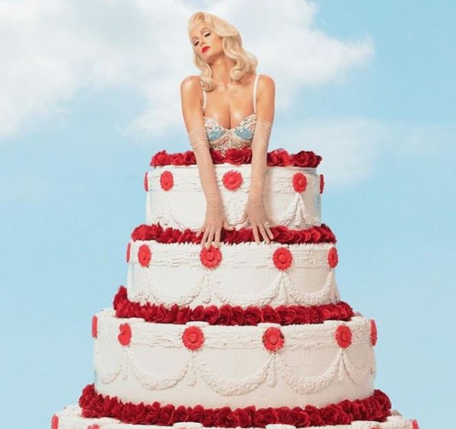 Ra mắt single đúng Valentine, Paris Hilton quyến rũ giữa thảm hoa hồng  Giải trí - Ảnh 2.