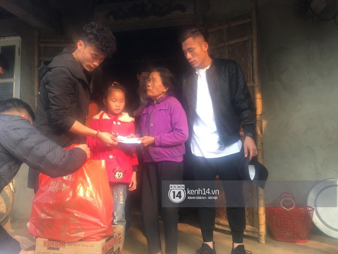 Vừa về đến nhà, hai anh em Tiến Dũng - Tiến Dụng đã đi tặng quà từ thiện cho gia đình khó khăn trong làng - Ảnh 4.
