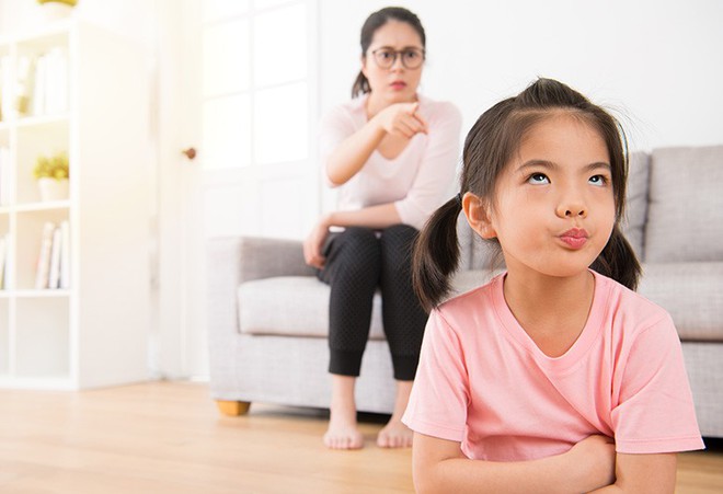 4 cách hành xử sai lầm của cha mẹ khiến con đã bướng bỉnh càng bướng bỉnh hơn - Ảnh 2. 4 cách hành xử sai lầm của cha mẹ khiến con đã bướng bỉnh càng bướng bỉnh hơn - Ảnh 2.