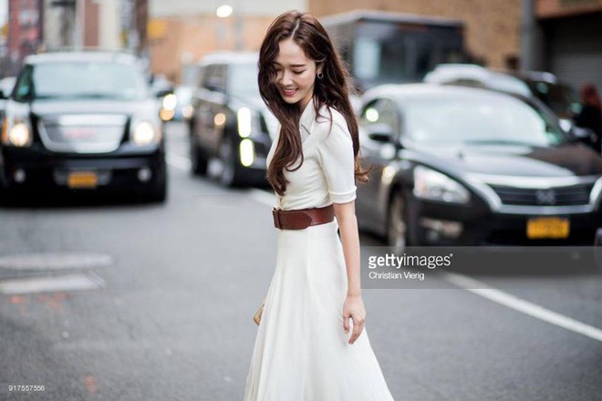 Chỉ diện đồ trắng mà công chúa băng giá Jessica Jung cũng đẹp xuất thần tại Tuần lễ thời trang New York - Ảnh 1.