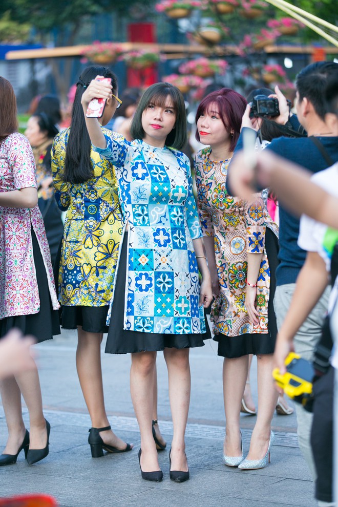 Người Sài Gòn nô nức tham quan đường hoa, hội hoa rực rỡ màu sắc - Ảnh 3.