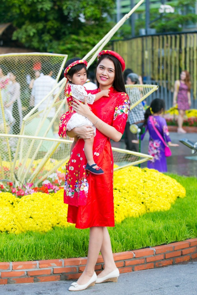 Người Sài Gòn nô nức tham quan đường hoa, hội hoa rực rỡ màu sắc - Ảnh 4.