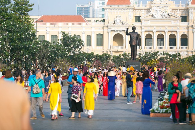 Người Sài Gòn nô nức tham quan đường hoa, hội hoa rực rỡ màu sắc - Ảnh 5.