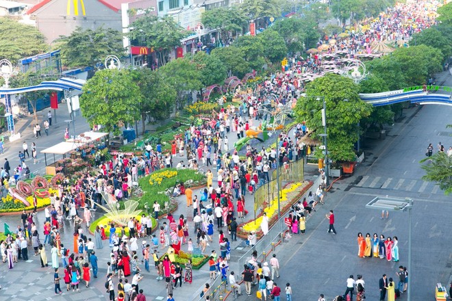 Người Sài Gòn nô nức tham quan đường hoa, hội hoa rực rỡ màu sắc - Ảnh 8.