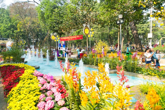Người Sài Gòn nô nức tham quan đường hoa, hội hoa rực rỡ màu sắc - Ảnh 12.