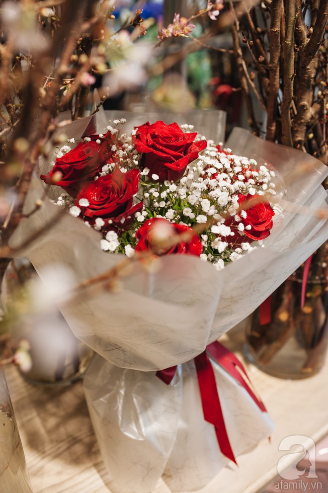 Shop hoa ngày Valentine kiêm 29 Tết: Nhộn nhịp gấp đôi, hoa nhập khẩu hàng chục triệu vẫn cháy hàng - Ảnh 2.