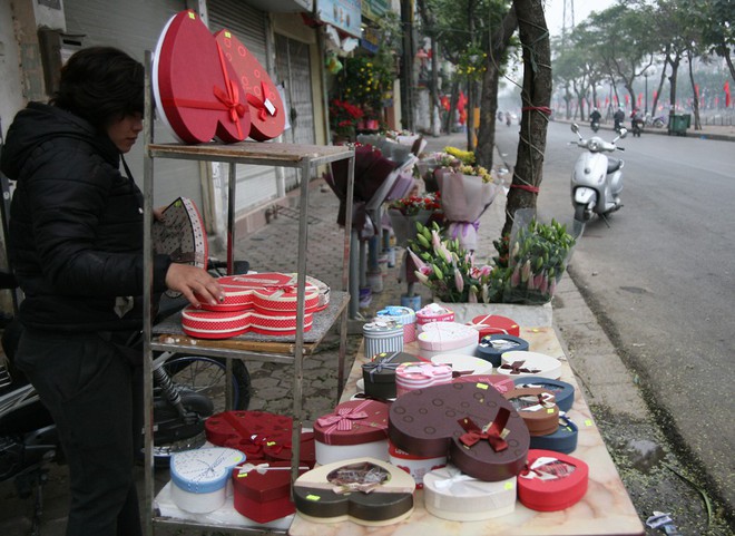 Shop hoa tươi, socola vắng tanh khách do Valentine đúng dịp Tết - Ảnh 3.