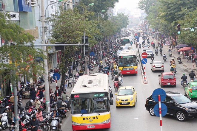 Hà Nội: 29 Tết, người dân vẫn xuống đường  mua hàng giảm giá - Ảnh 2.