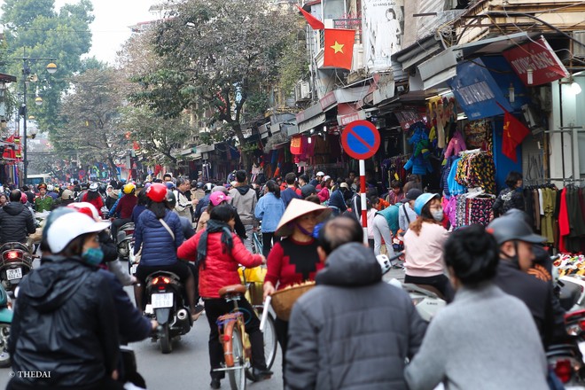 Hà Nội: 29 Tết, người dân vẫn xuống đường  mua hàng giảm giá - Ảnh 11.