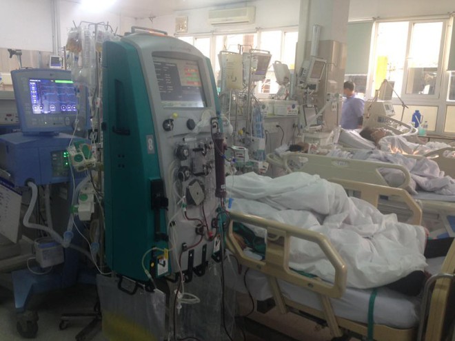 Cận Tết, Bệnh viện Bạch Mai vỡ trận, bác sĩ kiệt sức vì cấp cứu - Ảnh 4.