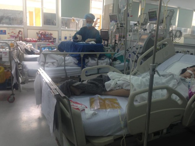 Cận Tết, Bệnh viện Bạch Mai vỡ trận, bác sĩ kiệt sức vì cấp cứu - Ảnh 5.