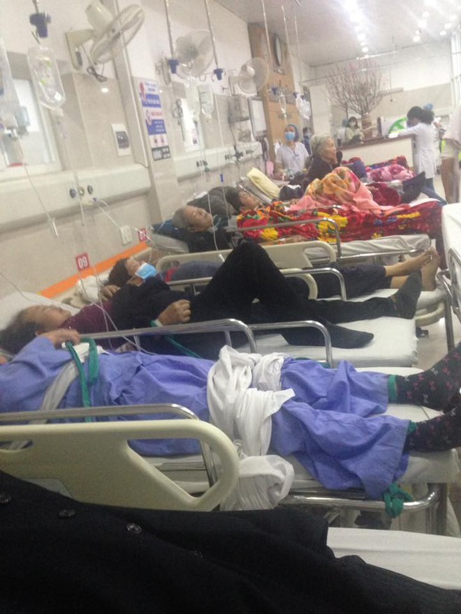 Cận Tết, Bệnh viện Bạch Mai vỡ trận, bác sĩ kiệt sức vì cấp cứu - Ảnh 8.
