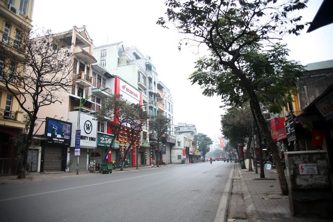 Sáng 29 Tết, nhiều tuyến phố Hà Nội đã vắng bóng người qua lại - Ảnh 1.