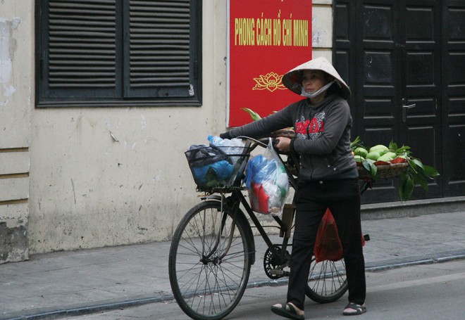 Sáng 29 Tết, nhiều tuyến phố Hà Nội đã vắng bóng người qua lại - Ảnh 7.