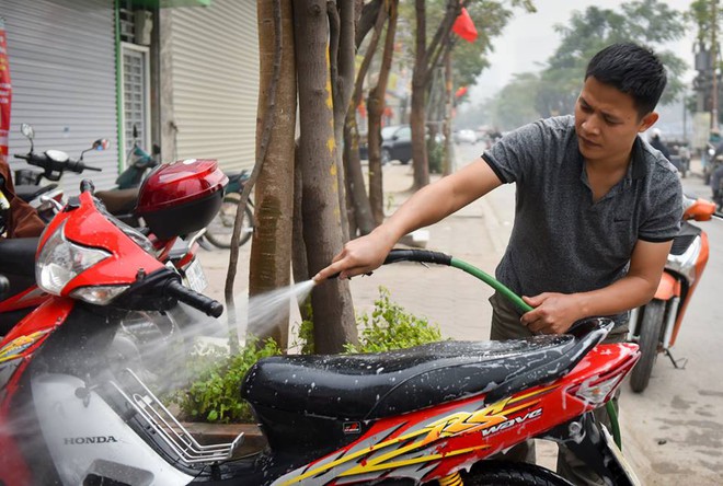 30 Tết, dịch vụ rửa xe hốt bạc, tăng gi&aacute; 4-5 lần ng&agrave;y thường - Ảnh 1.