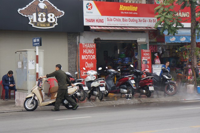 30 Tết, dịch vụ rửa xe hốt bạc, tăng gi&aacute; 4-5 lần ng&agrave;y thường - Ảnh 2.