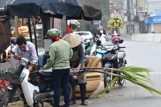 70-100.000 đồng/1 cặp mía đắt như tôm tươi tại Hà Nội chiều cuối năm - Ảnh 3. 70-100.000 đồng/1 cặp mía đắt như tôm tươi tại Hà Nội chiều cuối năm - Ảnh 3.