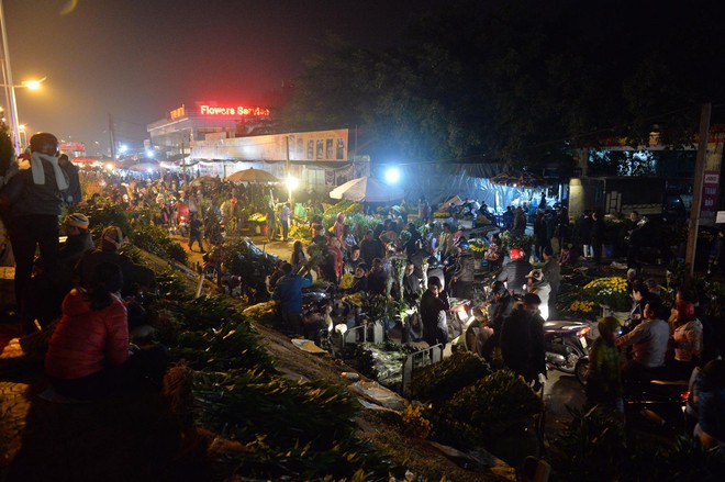 Chợ hoa Quảng An tấp nập đêm trước giao thừa - Ảnh 4.