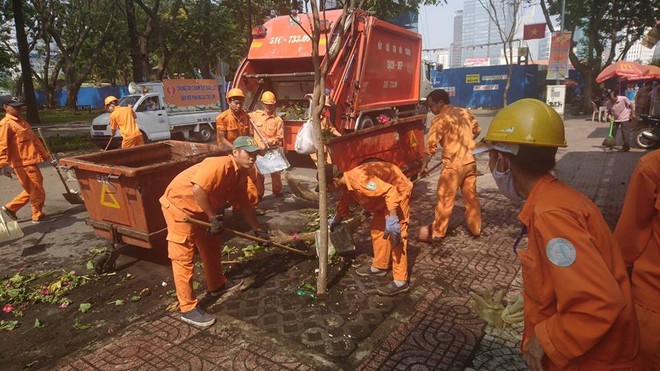 Tiểu thương đập bỏ hoa phản đối thói xin hoa giờ cuối, nhiều người Sài Gòn vẫn đến tranh thủ lượm hoa về - Ảnh 12.