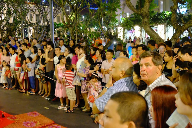 Lân sư rồng xuất hiện trên phố đi bộ Nguyễn Huệ, trẻ em reo hò thích thú chờ đợi biểu diễn - Ảnh 7.