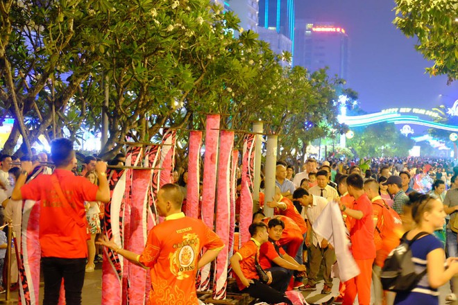 Lân sư rồng xuất hiện trên phố đi bộ Nguyễn Huệ, trẻ em reo hò thích thú chờ đợi biểu diễn - Ảnh 8.
